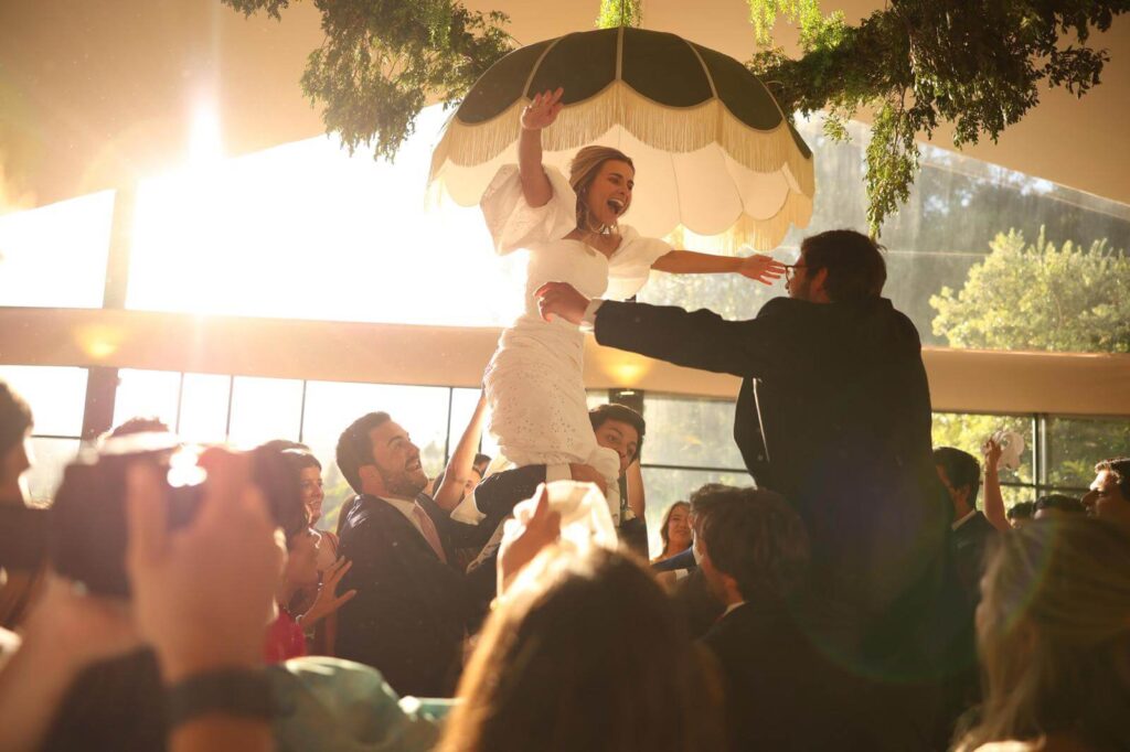 A Festa Aluga organiza eventos como casamentos, eventos corporativos e festas. Os serviços disponíveis são decoração, planning e aluguer de material.