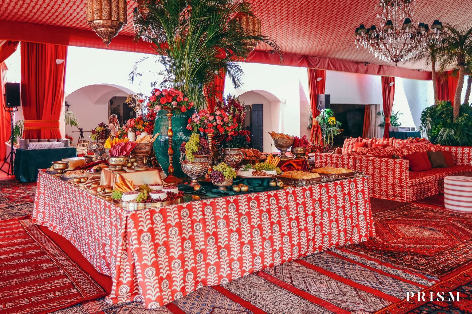 Buffet de festa com doces e decoração colorida, servido a convidados