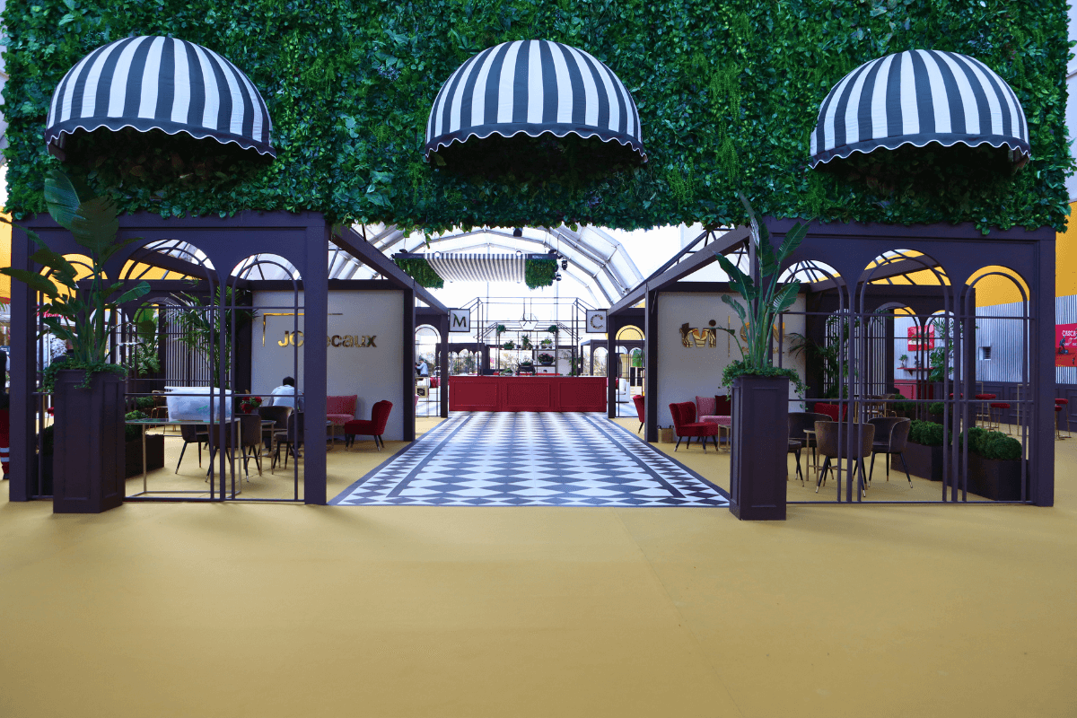 Espaço amplo preparado para um evento de empresa com colaboradores
