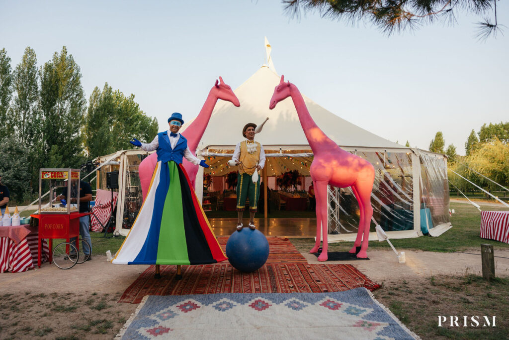 Festa Aluga organises events such as weddings, corporate events and parties. The available services include decoration, planning and material rental.