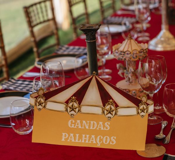 A Festa Aluga organiza eventos como casamentos, eventos corporativos e festas. Os serviços disponíveis são decoração, planning e aluguer de material.