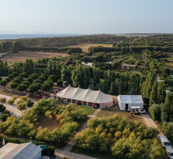 A Festa Aluga organiza eventos como casamentos, eventos corporativos e festas. Os serviços disponíveis são decoração, planning e aluguer de material.