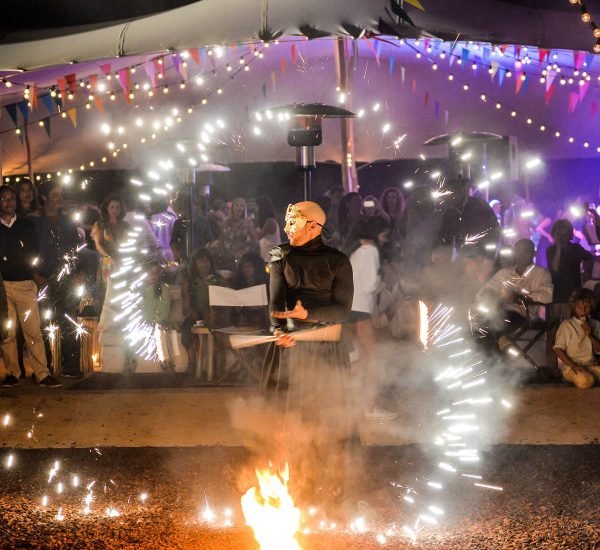 A Festa Aluga organiza eventos como casamentos, eventos corporativos e festas. Os serviços disponíveis são decoração, planning e aluguer de material.