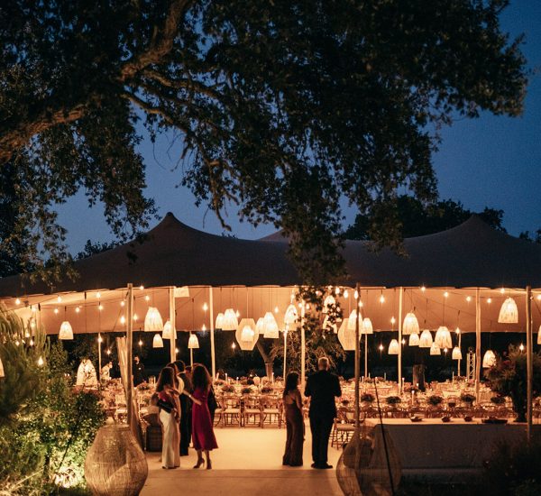 A Festa Aluga organiza eventos como casamentos, eventos corporativos e festas. Os serviços disponíveis são decoração, planning e aluguer de material.