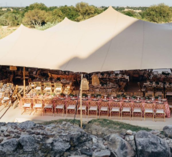 A Festa Aluga organiza eventos como casamentos, eventos corporativos e festas. Os serviços disponíveis são decoração, planning e aluguer de material.