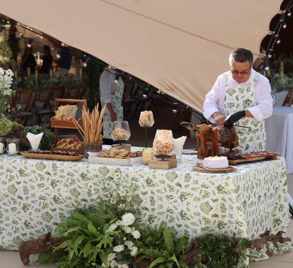 A Festa Aluga organiza eventos como casamentos, eventos corporativos e festas. Os serviços disponíveis são decoração, planning e aluguer de material.