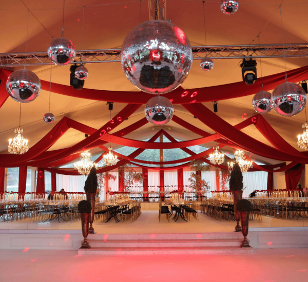 A Festa Aluga organiza eventos como casamentos, eventos corporativos e festas. Os serviços disponíveis são decoração, planning e aluguer de material.
