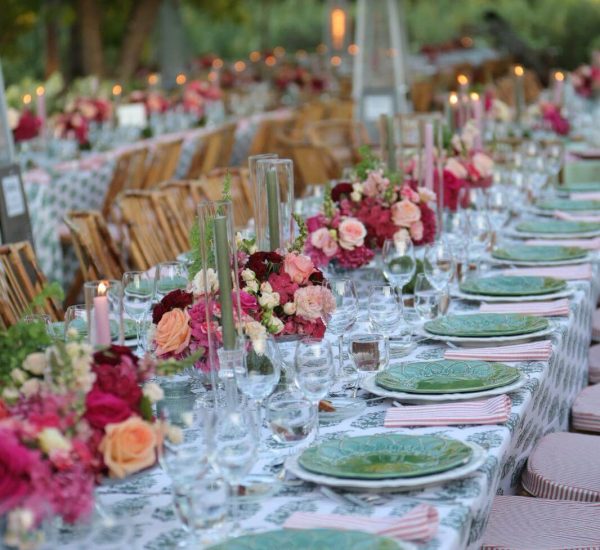 A Festa Aluga organiza eventos como casamentos, eventos corporativos e festas. Os serviços disponíveis são decoração, planning e aluguer de material.