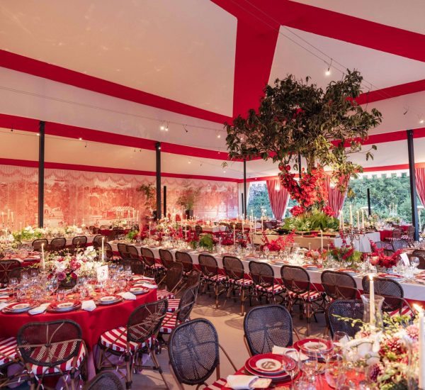 A Festa Aluga organiza eventos como casamentos, eventos corporativos e festas. Os serviços disponíveis são decoração, planning e aluguer de material.