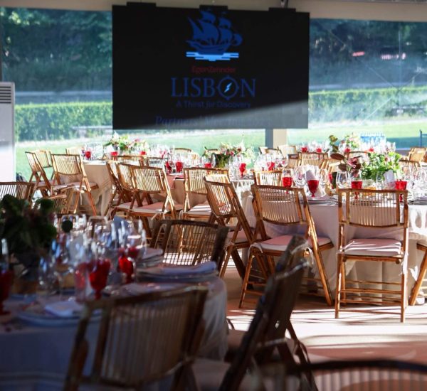 A Festa Aluga organiza eventos como casamentos, eventos corporativos e festas. Os serviços disponíveis são decoração, planning e aluguer de material.